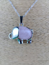 Cargar imagen en el visor de la galería, Colgante Elefante Cuarzo Rosa
