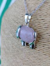 Cargar imagen en el visor de la galería, Colgante Elefante Cuarzo Rosa
