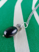 Cargar imagen en el visor de la galería, Colgante Shunguita con Cuarzo Herkimer Mod 5
