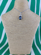 Cargar imagen en el visor de la galería, Colgante Shunguita con Cuarzo Herkimer Mod 4
