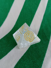 Cargar imagen en el visor de la galería, Piramide Cuarzo Simbolos Reiki 2,5 cm
