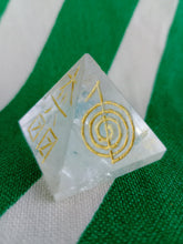 Cargar imagen en el visor de la galería, Piramide Cuarzo Simbolos Reiki 2,8 cm
