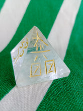 Cargar imagen en el visor de la galería, Piramide Cuarzo Simbolos Reiki 2,8 cm
