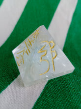 Cargar imagen en el visor de la galería, Piramide Cuarzo Simbolos Reiki 2,8 cm
