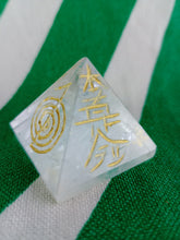 Cargar imagen en el visor de la galería, Piramide Cuarzo Simbolos Reiki 2,8 cm

