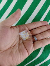 Cargar imagen en el visor de la galería, Piramide Cuarzo Simbolos Reiki 3 cm
