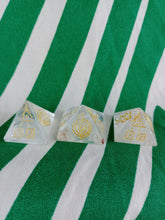 Cargar imagen en el visor de la galería, Piramide Cuarzo Simbolos Reiki 2,5 cm
