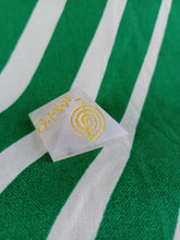 Cargar imagen en el visor de la galería, Piramide Cuarzo Rosa Simbolos Reiki 2,8 cm
