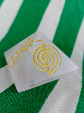 Cargar imagen en el visor de la galería, Piramide Cuarzo Rosa Simbolos Reiki 2,8 cm
