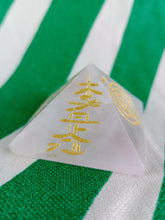 Cargar imagen en el visor de la galería, Piramide Cuarzo Rosa Simbolos Reiki 2,5 cm
