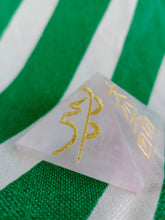 Cargar imagen en el visor de la galería, Piramide Cuarzo Rosa Simbolos Reiki 3 cm
