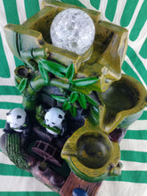 Cargar imagen en el visor de la galería, Fuente Panda Comiendo
