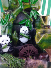 Cargar imagen en el visor de la galería, Fuente Panda Comiendo
