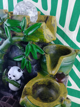 Cargar imagen en el visor de la galería, Fuente Panda Comiendo
