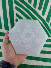 Cargar imagen en el visor de la galería, Base Selenita Hexagonal Metatron 17 cm
