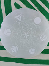 Cargar imagen en el visor de la galería, Base Selenita Circulo Metatron 18 cm

