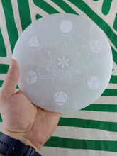 Cargar imagen en el visor de la galería, Base Selenita Circulo Metatron 18 cm
