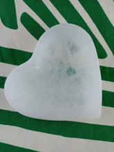 Cargar imagen en el visor de la galería, Cuenco Selenita Corazon
