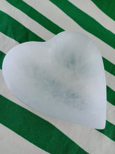 Cargar imagen en el visor de la galería, Cuenco Selenita Corazon
