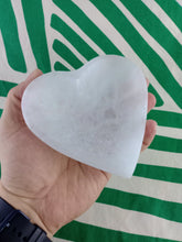 Cargar imagen en el visor de la galería, Cuenco Selenita Corazon

