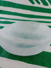 Cargar imagen en el visor de la galería, Cuenco Selenita Sin Base
