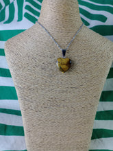 Cargar imagen en el visor de la galería, Colgante Corazon Ojo de Tigre Pequeño
