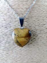 Cargar imagen en el visor de la galería, Colgante Corazon Ojo de Tigre Pequeño
