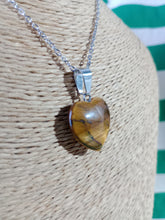 Cargar imagen en el visor de la galería, Colgante Corazon Ojo de Tigre Pequeño

