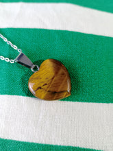 Cargar imagen en el visor de la galería, Colgante Corazon Ojo de Tigre Pequeño
