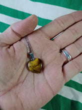 Cargar imagen en el visor de la galería, Colgante Corazon Ojo de Tigre Pequeño
