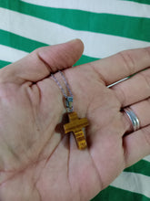 Cargar imagen en el visor de la galería, Colgante Cruz Ojo de Tigre
