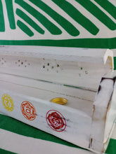 Cargar imagen en el visor de la galería, Incesario Baul Blanco Chakras
