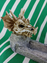 Cargar imagen en el visor de la galería, Quemador de incienso Calavera Dragon
