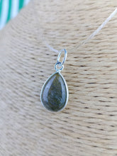 Cargar imagen en el visor de la galería, Colgante Lagrima Labradorita Plata Mod. 1
