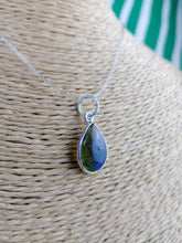 Cargar imagen en el visor de la galería, Colgante Lagrima Labradorita Plata Mod. 1
