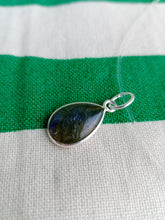 Cargar imagen en el visor de la galería, Colgante Lagrima Labradorita Plata Mod. 1
