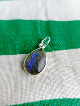 Cargar imagen en el visor de la galería, Colgante Lagrima Labradorita Plata Mod. 1
