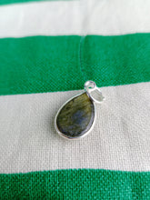 Cargar imagen en el visor de la galería, Colgante Lagrima Labradorita Plata Mod. 1
