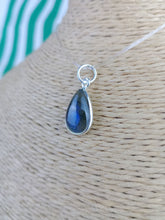 Cargar imagen en el visor de la galería, Colgante Lagrima Labradorita Plata Mod. 2
