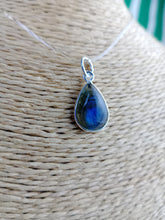 Cargar imagen en el visor de la galería, Colgante Lagrima Labradorita Plata Mod. 2

