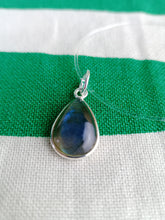 Cargar imagen en el visor de la galería, Colgante Lagrima Labradorita Plata Mod. 2
