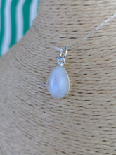 Cargar imagen en el visor de la galería, Colgante Lagrima Piedra Luna Plata Mod. 3
