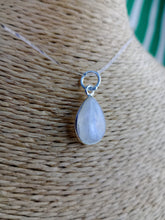 Cargar imagen en el visor de la galería, Colgante Lagrima Piedra Luna Plata Mod. 3
