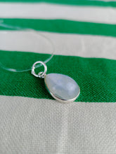 Cargar imagen en el visor de la galería, Colgante Lagrima Piedra Luna Plata Mod. 3

