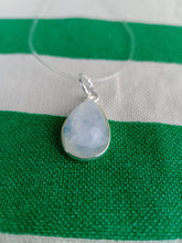 Cargar imagen en el visor de la galería, Colgante Lagrima Piedra Luna Plata Mod. 3
