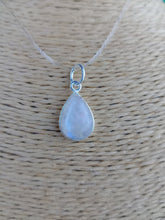 Cargar imagen en el visor de la galería, Colgante Lagrima Piedra Luna Plata Mod. 4
