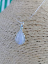 Cargar imagen en el visor de la galería, Colgante Lagrima Piedra Luna Plata Mod. 4
