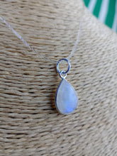 Cargar imagen en el visor de la galería, Colgante Lagrima Piedra Luna Plata Mod. 4
