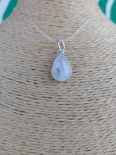 Cargar imagen en el visor de la galería, Colgante Lagrima Piedra Luna Plata Mod. 1
