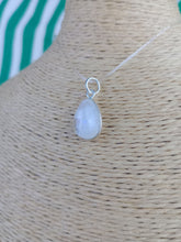 Cargar imagen en el visor de la galería, Colgante Lagrima Piedra Luna Plata Mod. 2
